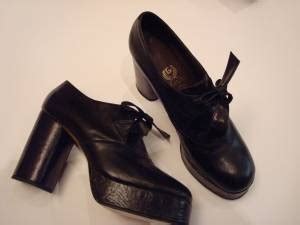 scarpe di cuoio nere anni 70|Le scarpe (da avere) che hanno fatto storia .